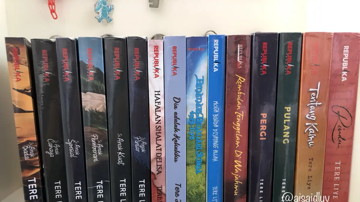 Sejumlah novel karya Tere Liye tersusun di rak buku sebagai salah satu pilihan bacaan bagi anak muda. Cerita yang dekat dengan kehidupan serta penggunaan bahasa yang mudah dipahami menjadi beberapa hal yang membuat karya Tere Liye menarik bagi pembaca muda. Koleksi tersebut dapat dibaca sebagai hiburan sekaligus sarana mengenal berbagai nilai kehidupan melalui karya sastra.