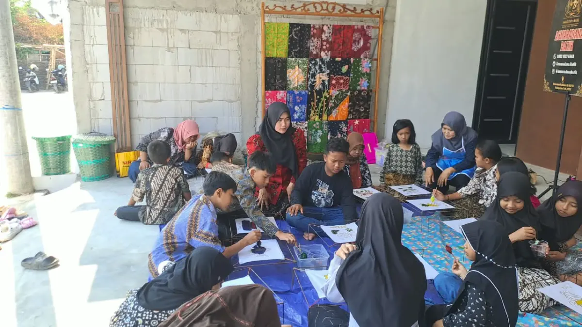 Pengenalan Batik Pati kepada anak - anak sekolah dalam momentum Hari Batik Nasional.