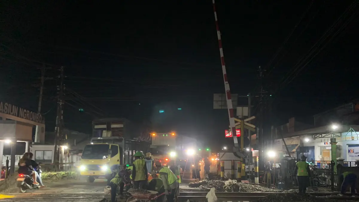 DIPERBAIKI: KAI Daop 4 Semarang saat melakukan perbaikan geometri di perlintasan Ngrombo, Kecamatan Toroh, Kabupaten Grobogan.