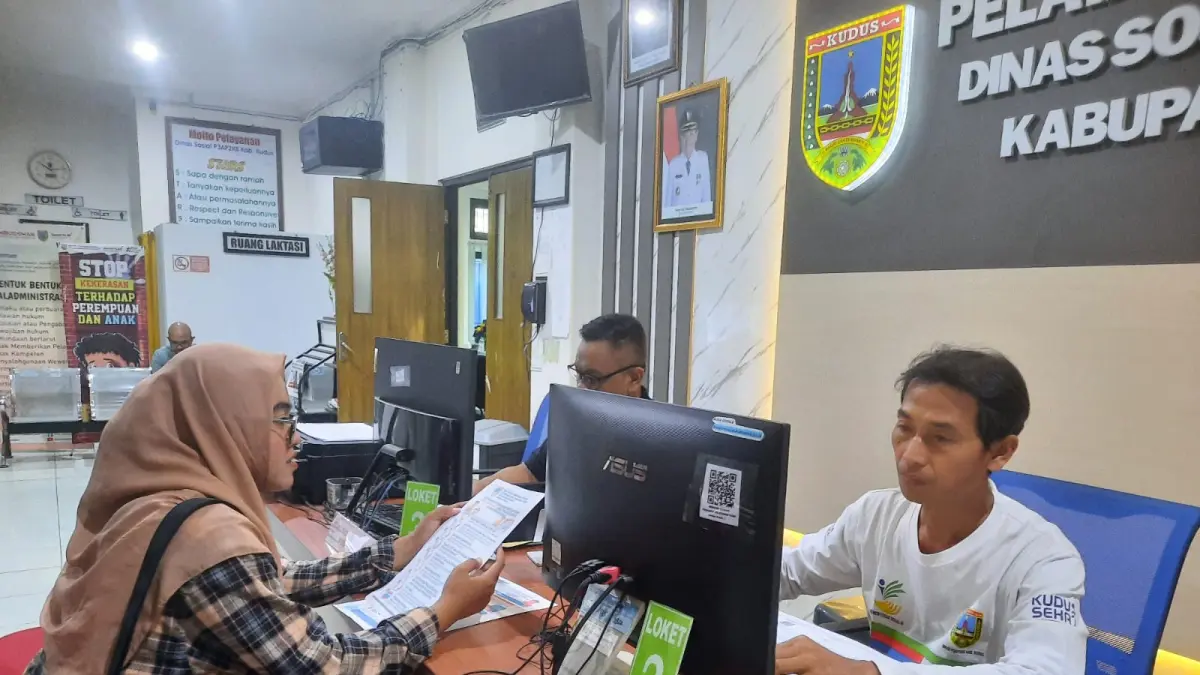 PELAYANAN: Petugas Dinsos P3AP2KB Kudus saat melayani warga yang mengurus atau bertanya informasi bansos. (INDAH SUSANTI/RADAR PATI)