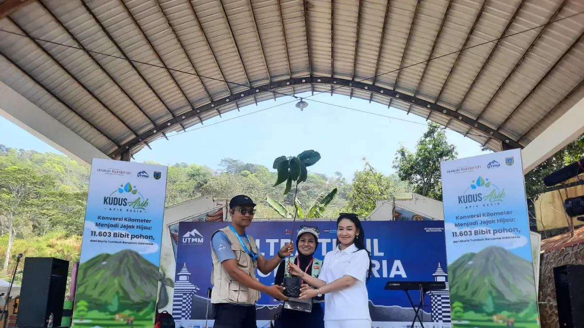 SERAHKAN BIBIT: Ketua TP PKK Kudus Endhah Endhayani (tengah) menerima bibit pohon yang diserahkan dari tim BLDF saat event UTMM di Desa Colo, Dawe, Kudus. (INDAH SANTI/RADAR PATI)