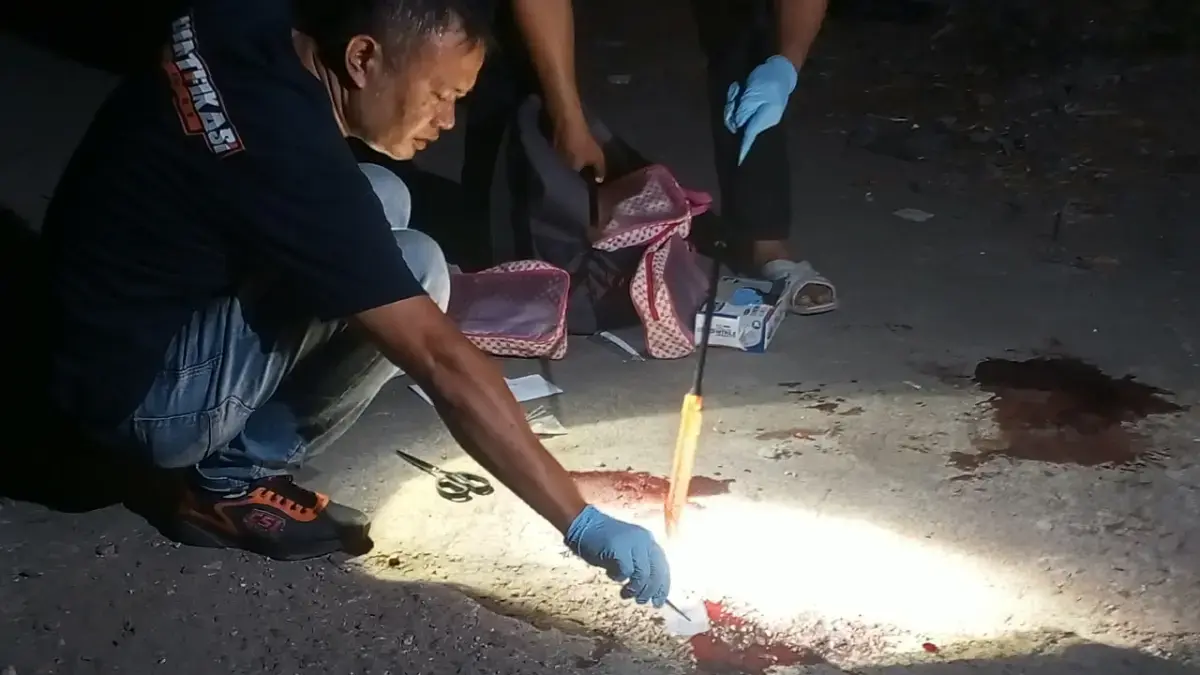OLAH TKP: Tim Inafis Polres Kudus melakukan olah TKP di Pasar Kliwon, Senin (5/10) malam.(AHMAD NUR ICHSAN/RADAR PATI.