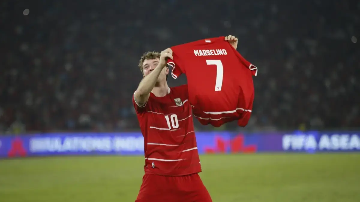 Ole Romeny membentangkan jersey nomor tujuh milik Marselino Ferdinand. (JawaPoscom)