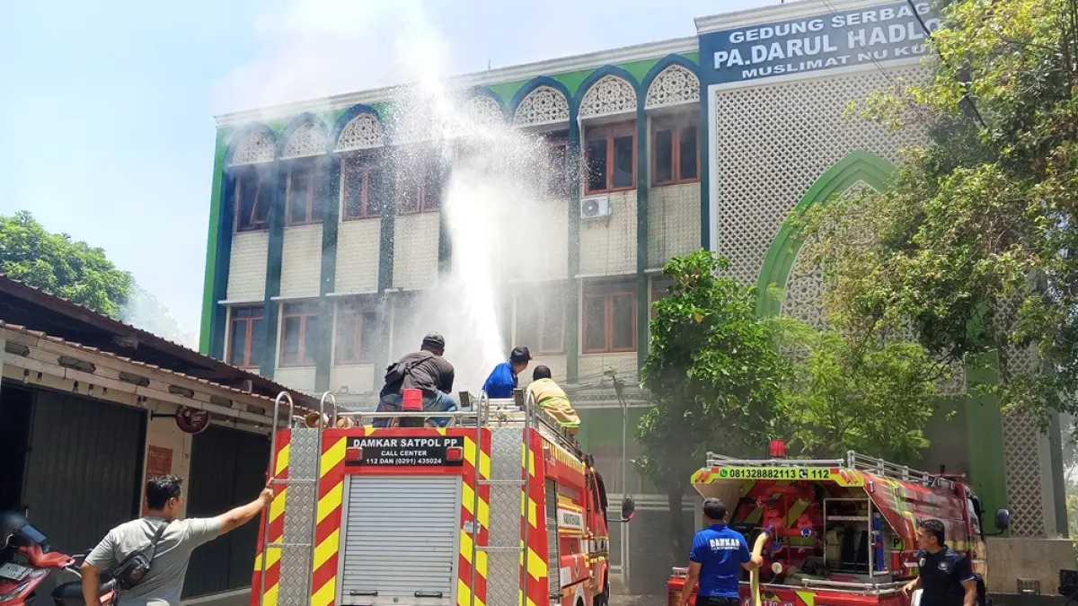 Panti asuhan Darul Hadlonah di Jalan Pramuka mengalami kebakaran, Selasa (06/10) siang.  (NUR ICHSAN/RADAR PATI)