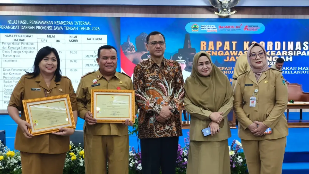 PENGHARGAAN: Dinarpusda Grobogan saat menerima penghargaan pengawasan kearsipan eksternal tahun 2026.