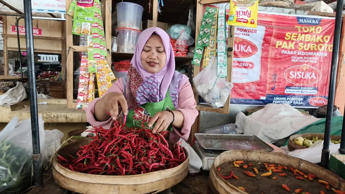 ‎
‎PASRAH: Pedagang di Pasar Sido Makmur Blora mengeluhkan harga cabai tinggi dan penjualan berkurang.  (ARIF FAKHRIAN KHALIM/RADAR PATI)