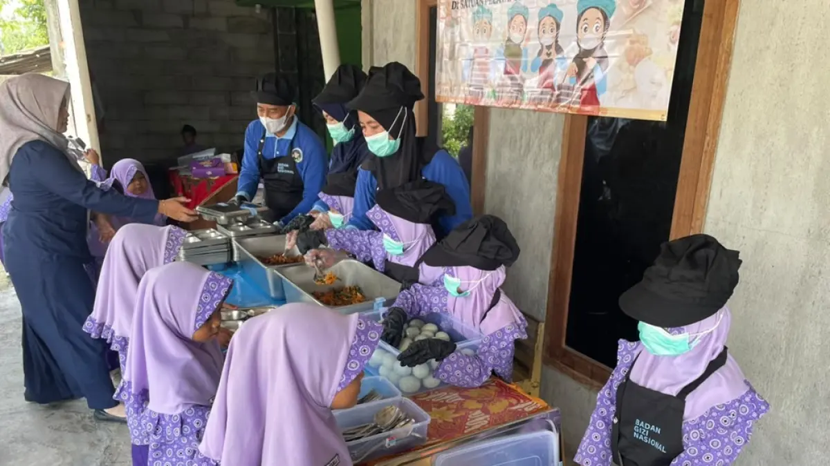 PRASMANAN: Murid TK Dharma Wanita 3 Tambirejo Kecamatan Toroh saat menyantap MBG prasmanan.  (INTAN MAYLANI SABRINA/RADAR PATI)