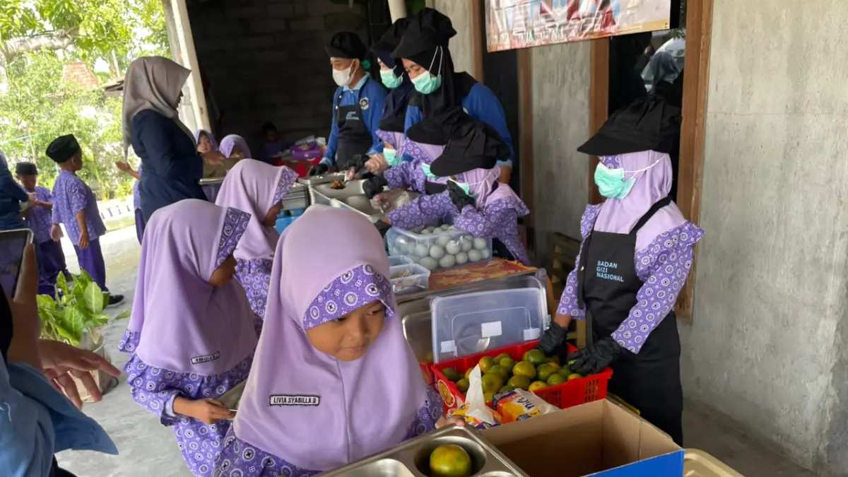 PRASMANAN: Murid TK Dharma Wanita 3 Tambirejo Kecamatan Toroh saat menyantap MBG prasmanan. (INTAN MAYLANI/RADARPATI)