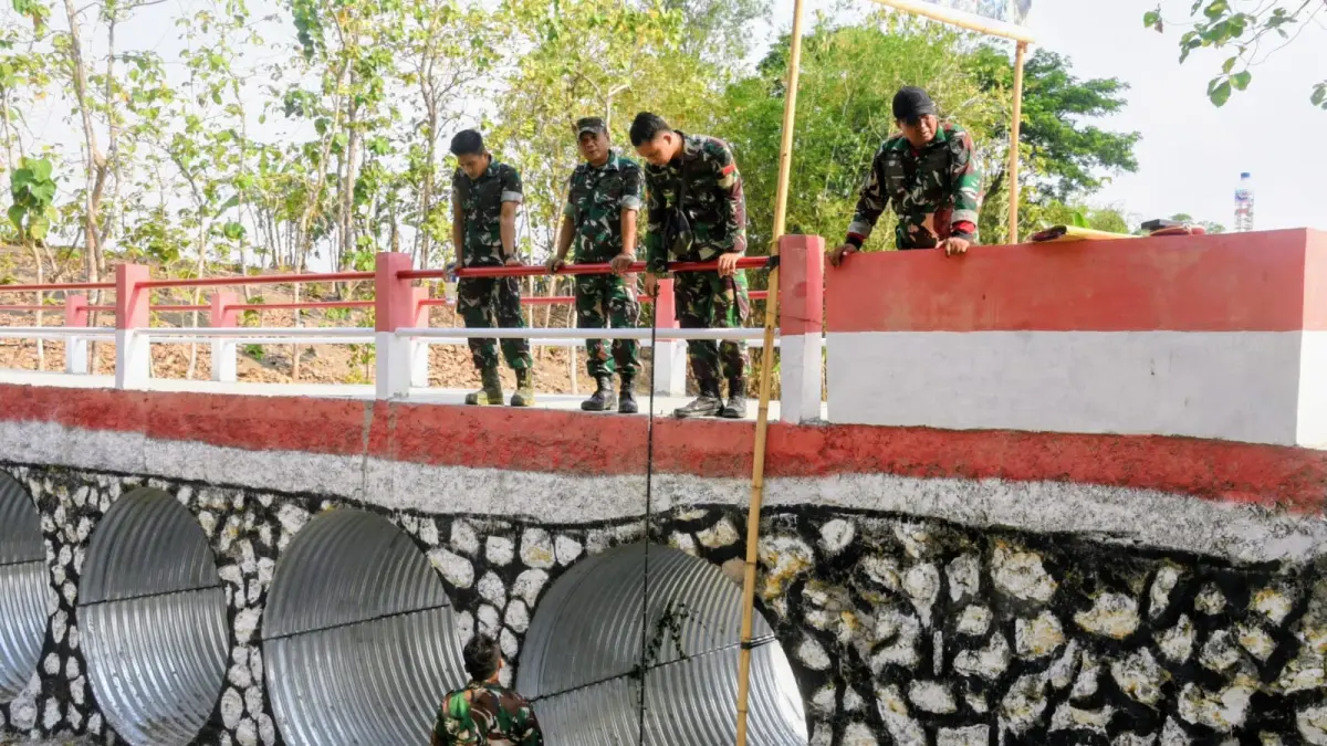 MENGECEK: Tim Korem 073/Makutarama Salatiga saat mengecek pembangunan jembatan Garuda di Grobogan.