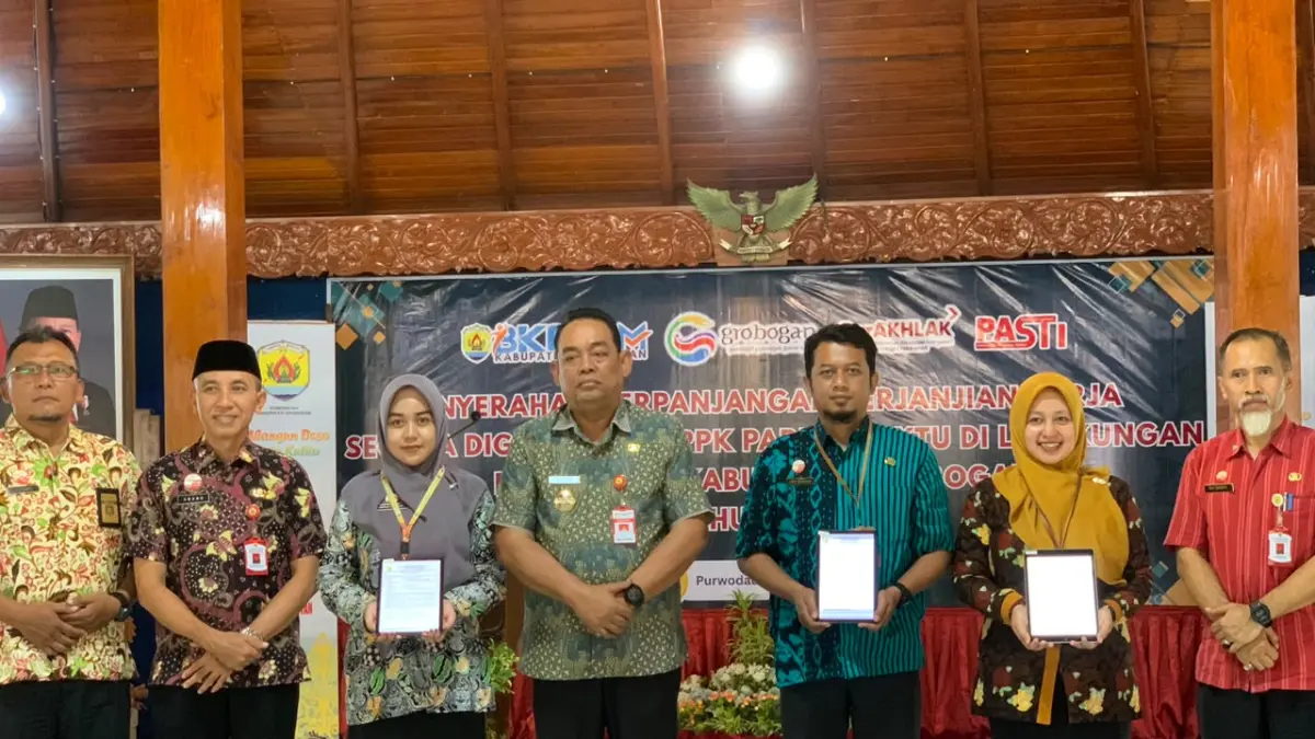 PERPANJANGAN KONTRAK: Sejumlah PPPK Paruh Waktu saat menerima perpanjangan SK di Pendapa Grobogan.