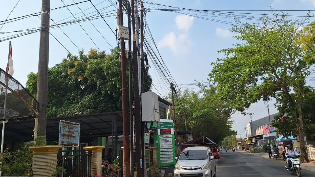 RUWET: Deretan kabel jaringan internet yang menggelantung di jalanan Blora. (EKO SANTOSO/RADAR PATI)