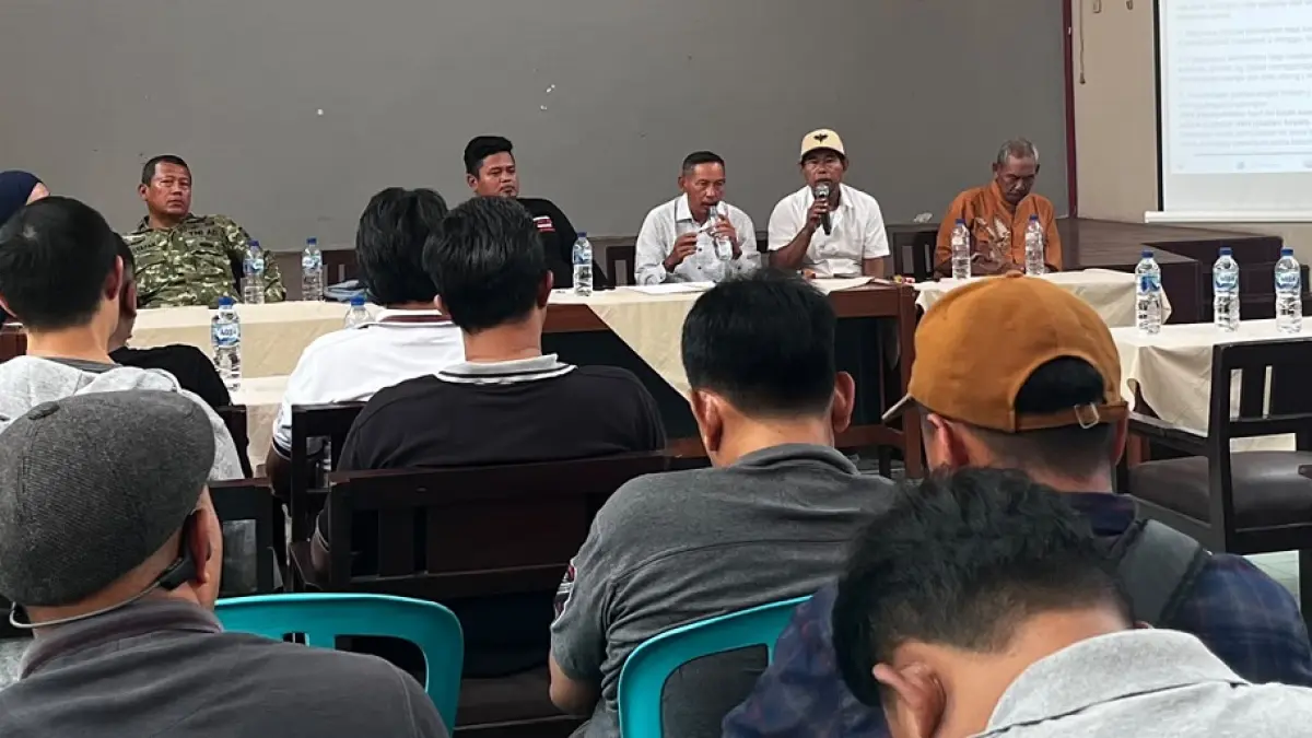Sejumlah elemen Desa Bulungcangkring, Jekulo membahas polemik kandang ayam yang timbulkan lalat.