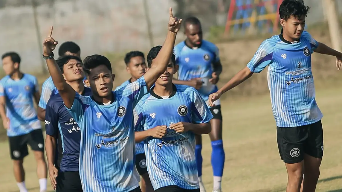 Para pemain Persiku Kudus menjalani sesi latihan.