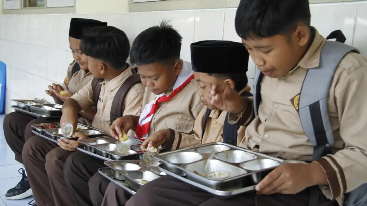 Sejumlah siswa di Jepara menyantap MBG.