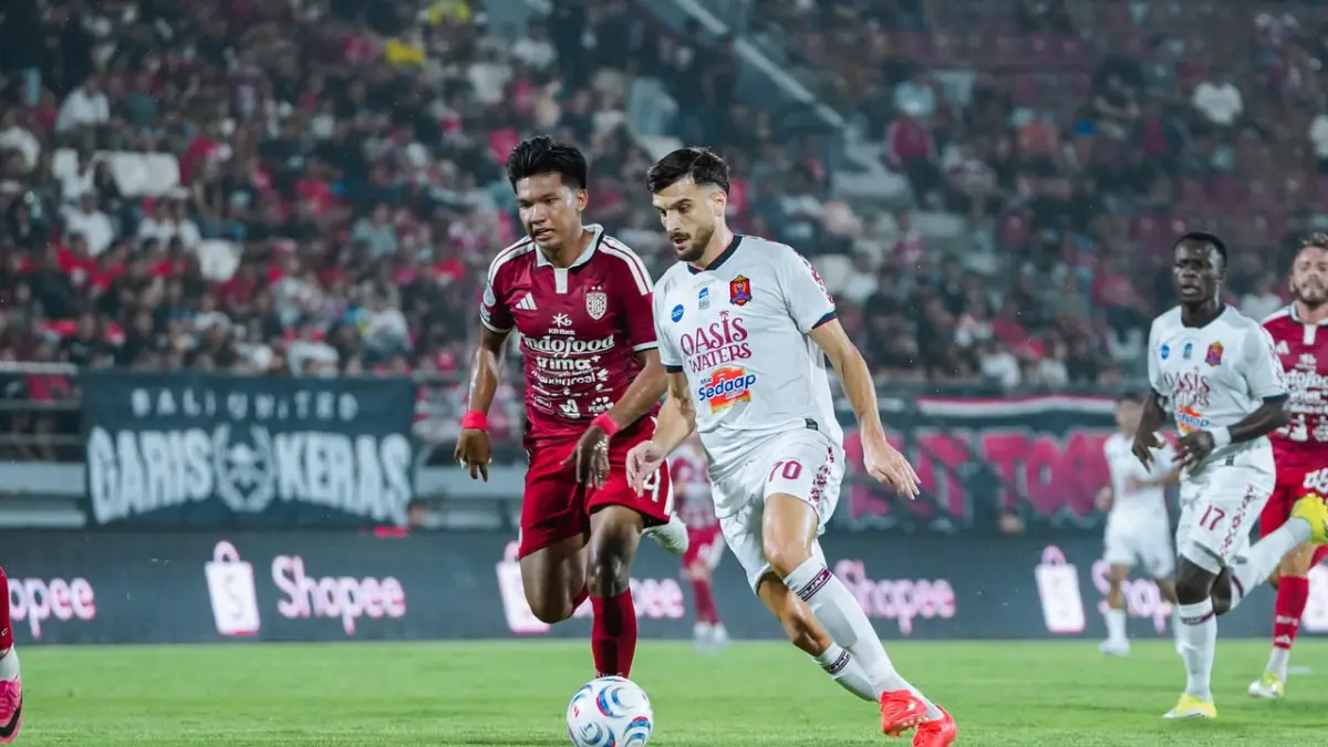 Penyerang sayap Persijap Jepara Vasko Kalezic berupaya menembus pertahanan Bali United. (DOK PERSIJAP)