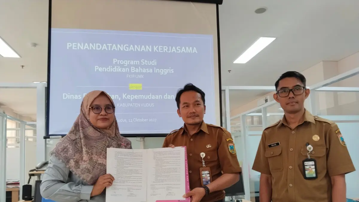 TANDA TANGAN: Plt Kepala Disdikpora Kudus Anggun Nugroho (tengah) didampingi Kasi Kurikulum Maulana Majid melakukan tanda tangan perjanjian bersama Ketua Program Studi Pendidikan Bahasa Inggris FKIP UMK Titis Sulistyowati (kiri) di kantor Program Studi FBI FKIP UMK. (INDAH SUSANTI/RADAR PATI)