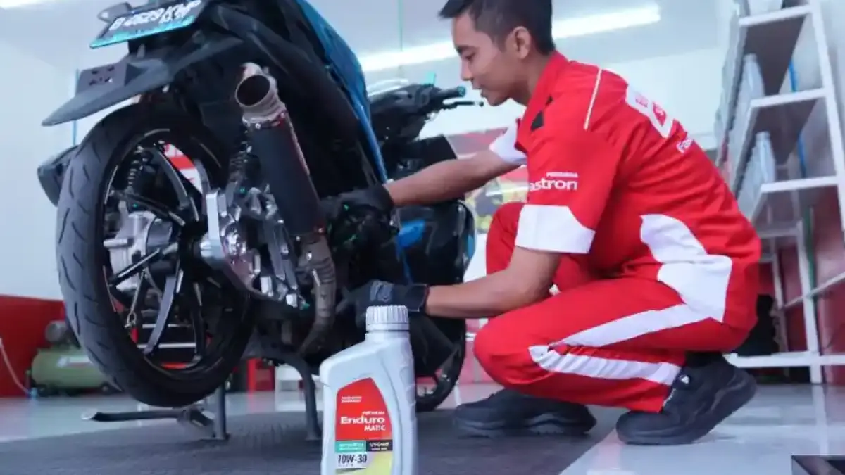 Pemeriksaan oli secara berkala membantu menjaga pelumasan komponen mesin dan mendukung performa kendaraan.
