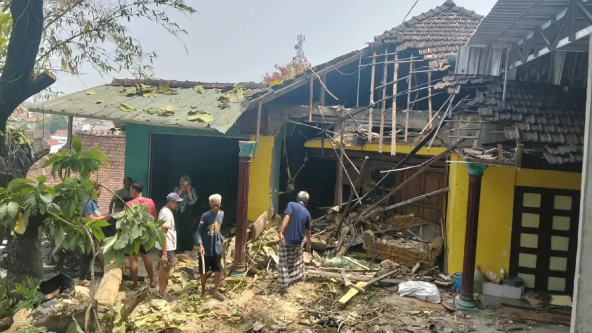 RUSAK: Rumah warga Sukolilo hancur setelah ditabrak truk tadi malam. (LANTAS PATI UNTUK RADAR PATI)