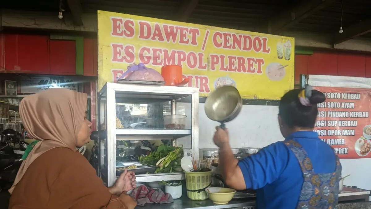 Kotim, karyawan Warung Burian Kliwon, membantu melayani pembeli di salah satu tempat berjualan di kawasan Kliwon, Kudus, Rabu (14/10/2026). Warung milik Musafaroh tersebut telah beroperasi sejak 1999 dan kini memiliki empat tempat berjualan (SYARIFUDIN AL AZHARI /MAGANG/RADAR KUDUS)