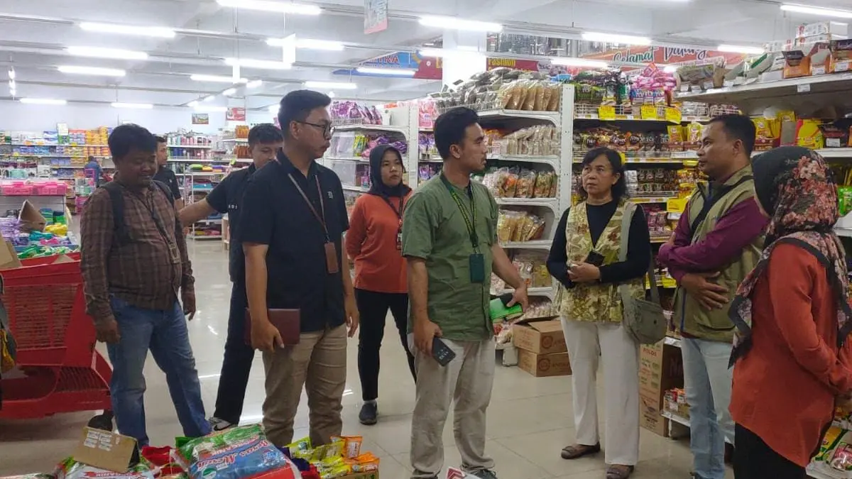 PANTAUAN: Tim gabungan saat melakukan pemantauan stok beras ke sejumlah titik.