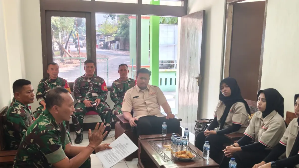 ARAHAN: Sejumlah manager KDKMP wilayah Brati saat menerima arahan Danramil 13/Brati.