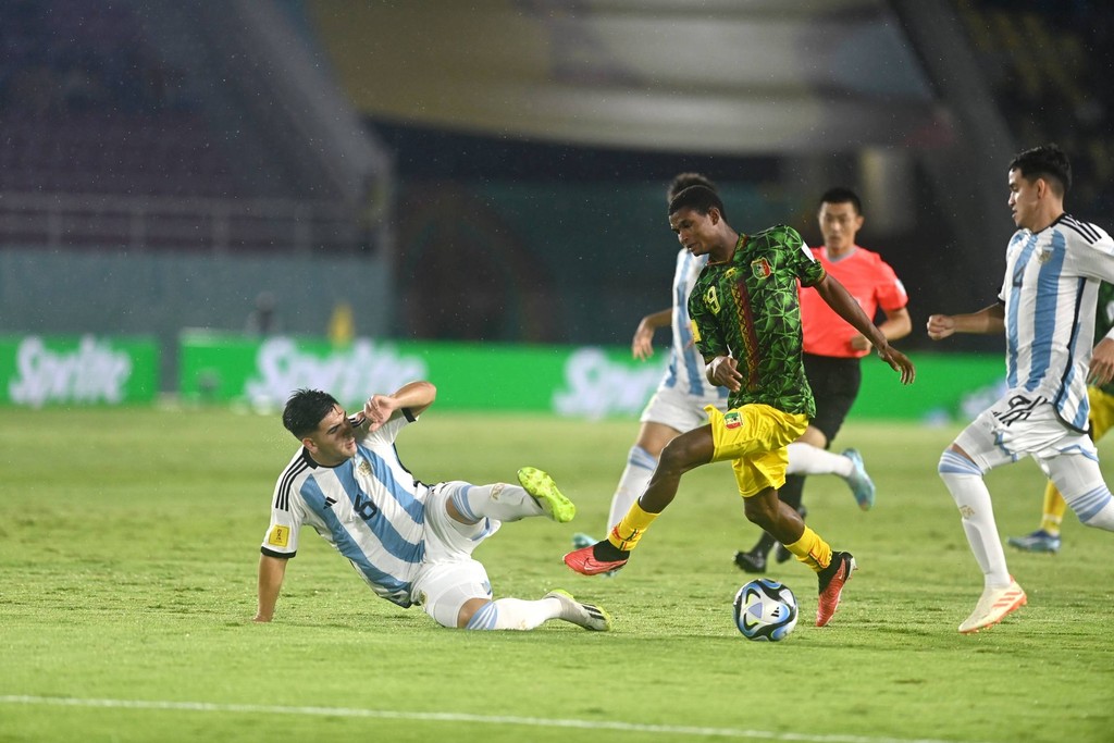 Juan Villalba (kiri) berebut bola dengan pesepak bola Timnas Mali Mahamoud Barry pada pertandingan perebutan peringkat ketiga Piala Dunia U-17 2023. (Foto: Mohammad Ayudha/ANTARA FOTO)