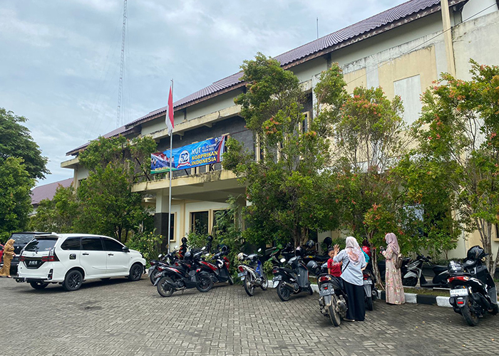 PELAYANAN: Peserta pelatihan tenga kerja berada di depan kantor Disnaker Bangkalan. (AYU LATIFAH/JPRM)