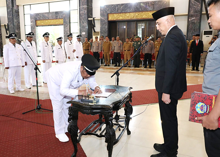 FORMAL: Pj Bupati Bangkalan Arief M. Edie menyaksikan penandatangan berita acara pelantikan Kades di Gedung Serbaguna Rato Ebu. (PROKOPIM UNTUK JPRM)
