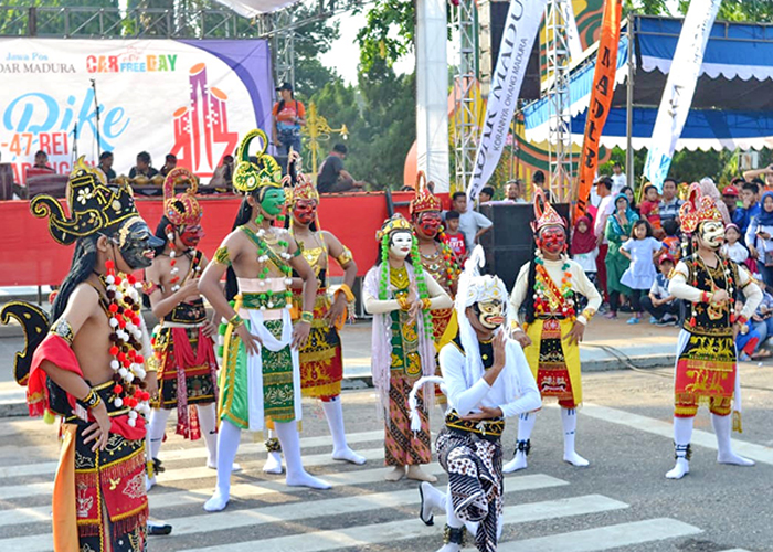KESENIAN: Penari topeng dalang menghibur pengunjung CFD JPRM di Taman Bunga Pottre Koneng Sumenep pada Maret 2020. (VIVIN AGUSTIN HARTONO/JPRM)