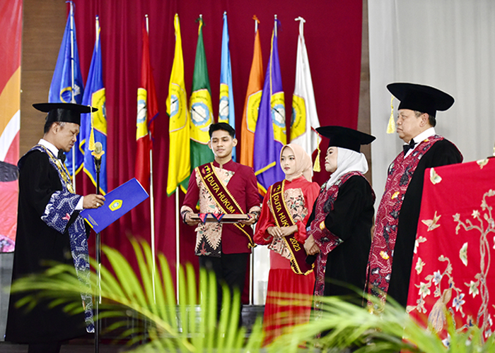 SAKRAL: Rektor UTM Safi&rsquo; mengukuhkan Guru Besar Fakultas Hukum Prof. Dr. Deni Setya Bagus Yuherawan, S.H., M.S. dan Prof. Dr. Wartiningsih, S.H., M.Hum dikukuhkan di Gedung Pertemuan RP Moch. Noer. (
