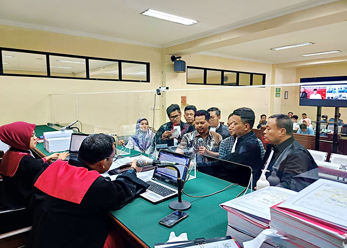 SIDANG LANJUTAN: JPU menunjukkan barang bukti buku rekening disaksikan Direktur PT BASS Syaifullah Asik dan Manajer Operasional Moh. Syaiful Anwar serta penasihat hukum terdakwa dugaan tipikor BLT DD