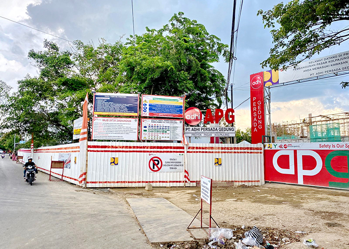 BELUM SELESAI: Proyek pembangunan Pasar Kolpajung di Jalan Ronggosukowati, Kecamatan Pamekasan, belum selesai. (MOH. JUNAIDI/JPRM)