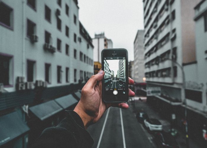 Ilustrasi Teknologi Iphone Camera dibawah Layar