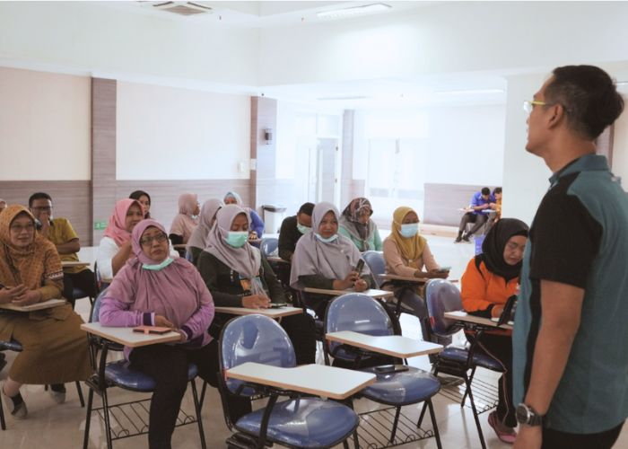 Direktur RSUD Syamrabu, dr. Farhat Surya Ningrat, Sp.KK., FINSDV, saat memberikan arahan kepada staf ASN di manajemen, kami berharap pelayanan administrasi kepada pasien dapat lebih cepat dan efisien.