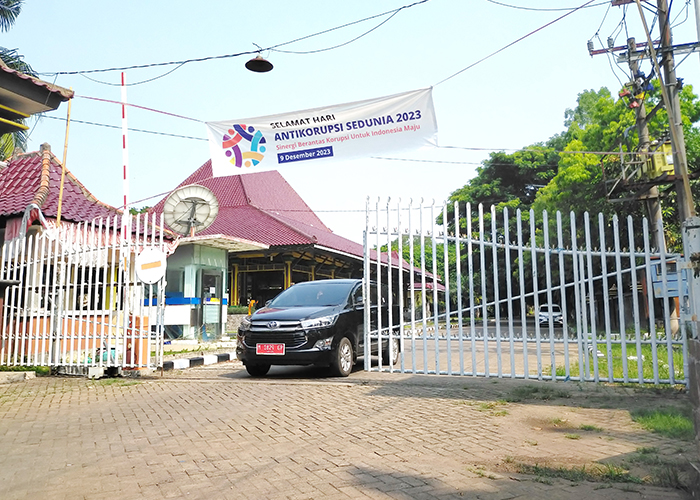 ASET: Mobil dinas (mobdin) berada di sekitar halaman pemkab. (VIVIN AGUSTIN HARTONO/JPRM)