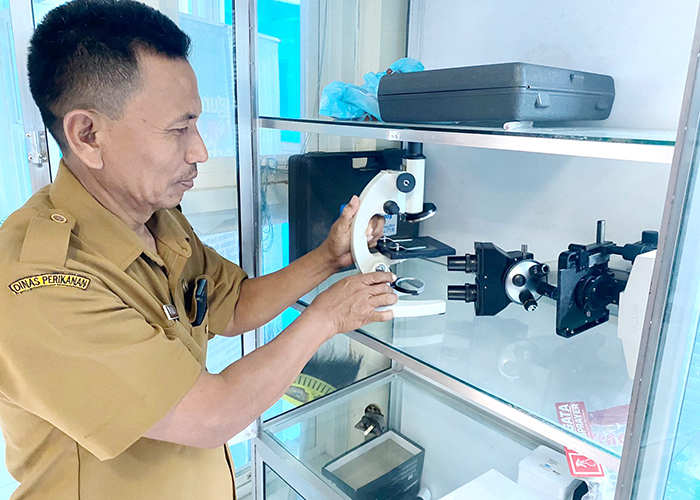 BUTUH SARANA LEBIH: Pegawai Diskan Bangkalan mengecek sarana laboratorium uji air di kantornya. (AYU LATIFAH/JPRM)