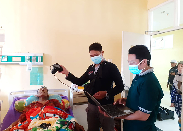 RESPONSIF: Petugas melakukan perekaman kepada pasien RSUD Syamrabu yang belum memiliki adminduk.