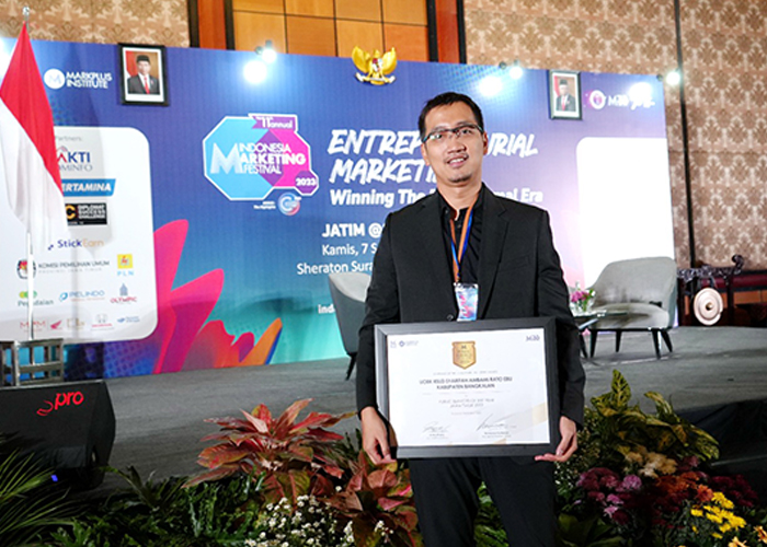 PRESTISIUS: Direktur RSUD Syamrabu Farhat Surya Ningrat menerima penghargaan dari MarkPlus Institute di Hotel Sheraton, Surabaya, Kamis (7/9).