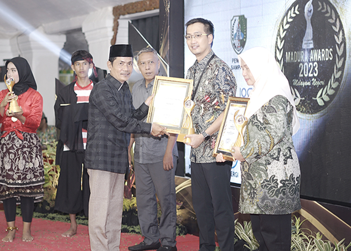 PATUT DIAPRESIASI: Ketua DPRD Sampang Fadol menyerahkan penghargaan OPD Paling Inovatif MA 2023 kepada Direktur RSUD Syamrabu Farhat Surya Ningrat di Pendopo Agung Keraton Sumenep, Jumat (8/12) malam.