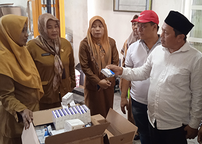 RESPONSIF: Ketua Komisi D DPRD Bangkalan Nur Hasan bersama anggotanya, Subaidi, melakukan sidak di gedung penyimpanan obat dinkes.