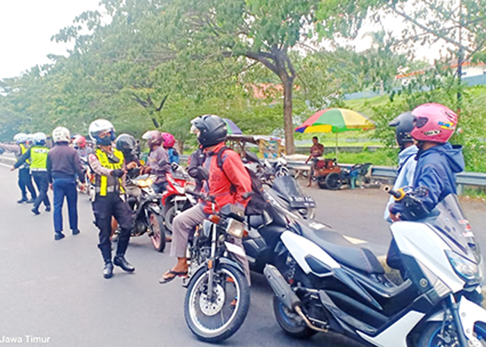 TAK BERDAYA: Puluhan pengendara sepeda motor terjaring razia di Jembatan Suramadu sisi Madura, Selasa (12/12). (POLRES BANGKALAN UNTUK Radar Bankalan)