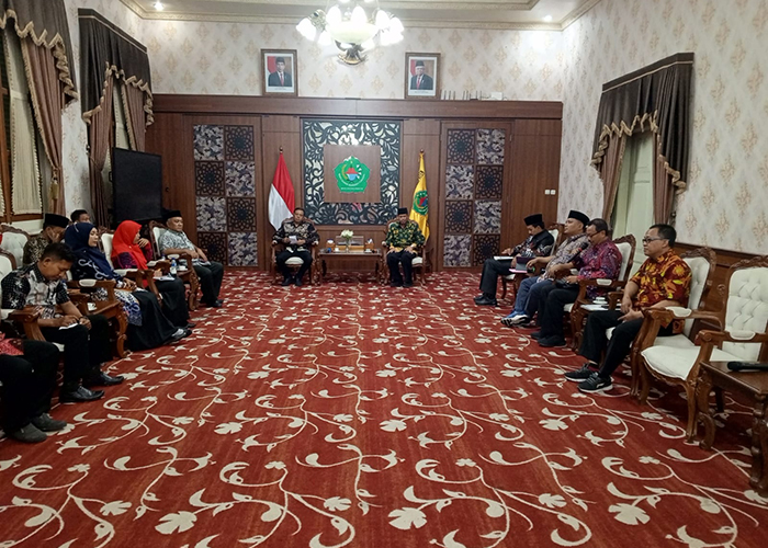 Belasan Guru Honorer di Pamekasan Adukan Nasib ke Pj Bupati. (PROKOPIM UNTUK Radar Bangkalan)