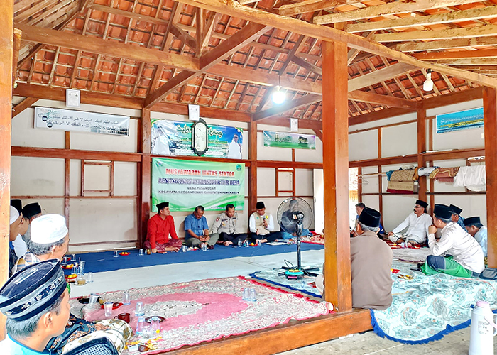 MUSYAWARAH: Kepala Dinas PUPR Pamekasan Amin Jabir menelan postur anggaran infrastruktur di Desa Pasanggar, Kecamatan Pegantenan, Minggu (10/12). (UBAIDILLAH/JPRM)