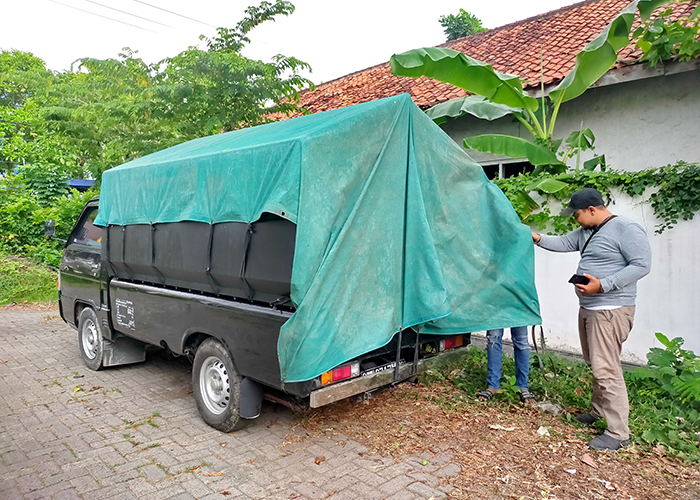 NGAMBANG: Seorang pemuda mengecek pupuk subsidi yang diamankan Polres Sampang. (ANIS BILLAH/JPRM)