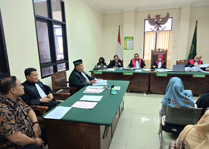 MENCARI KEBENARAN: Belasan KPM penerima BLT DD Baruh memberikan keterangan dalam sidang lanjutan di Ruang Sidang Candra PN Surabaya. (TAJUL UNTUK Radar Bangkalan)