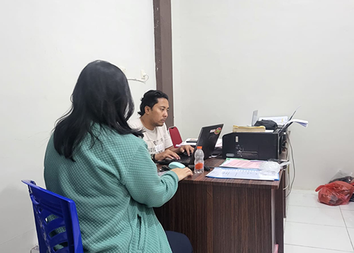 DIAMANKAN: Petugas meminta keterangan perempuan yang menjadi korban TPPO di Polres Sampang, Selasa (12/12) malam. (POLRES SAMPANG UNTUK Radar Bangkalan)