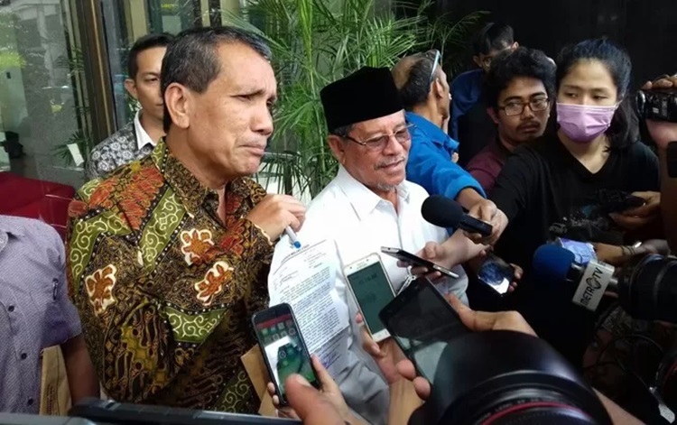 Gubernur Maluku Utara Abdul Ghani Kasuba (baju putih) ketika bersama Deputi Pencegahan KPK Pahala Nainggolan, di Gedung KPK Jakarta beberapa waktu lalu. (Dok. JawaPos.com)