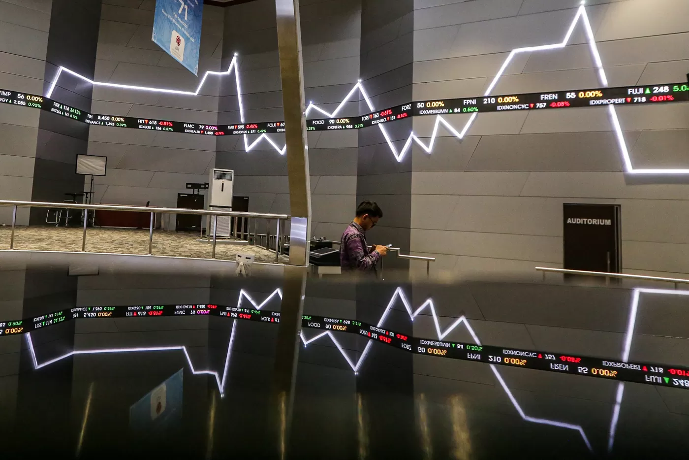 Pergerakan Indeks Harga Saham Gabungan di Gedung Bursa Efek Indonesia, Jakarta.  (SALMAN TOYIBI/JAWA POS)