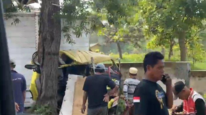 Truk boks bermuatan rokok bernopol M 8965 VD mendadak melaju oleng saat melintasi jalan Raya Desa Kranggan Timur, Kecamatan Galis, Sabtu (23/12/2023). (Foto:TribunMadura/ Ahmad Faisol)