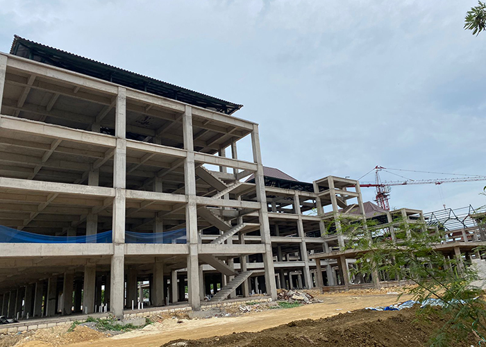 DIKERJAKAN: Proyek pembangunan RSUD Mohammad Noer Pamekasan masih proses pengerjaan hingga.&nbsp;(MOH. JUNAIDI/JPRM)